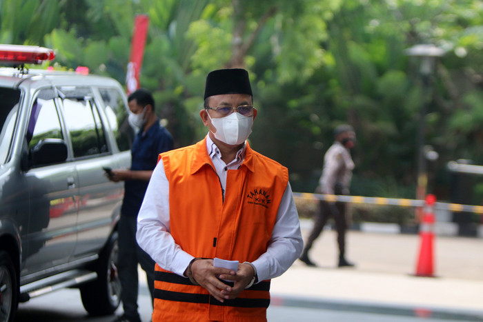 Terdakwa Bupati nonaktif Muara Enim Juarsah gunakan baju tahanan tiba di Gedung KPK, Kuningan Jakarta, Kamis (15/7/2021).