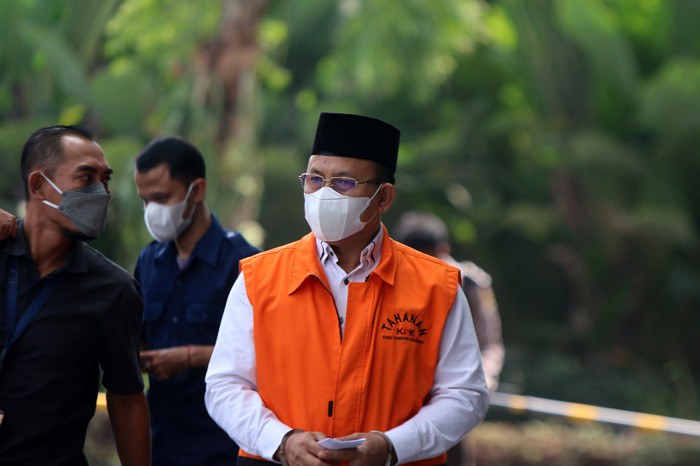 Terdakwa Bupati nonaktif Muara Enim Juarsah gunakan baju tahanan tiba di Gedung KPK, Kuningan Jakarta, Kamis (15/7/2021).