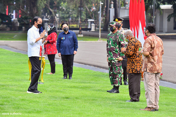 Presiden Joko Widodo saat peluncuran pembagian paket obat isoman gratis untuk rakyat di halaman Istana Merdeka, Jakarta, Kamis (15/7/2021).