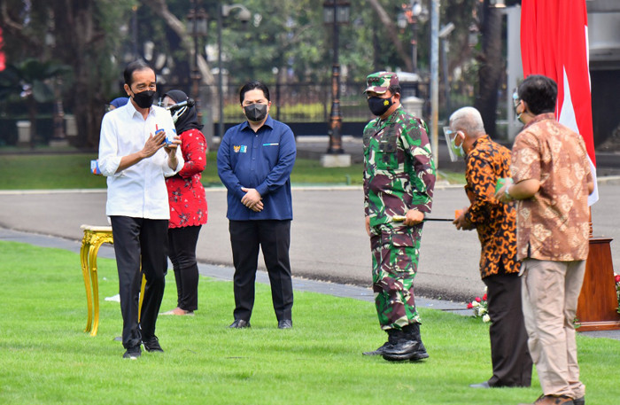 Presiden Joko Widodo saat peluncuran pembagian paket obat isoman gratis untuk rakyat di halaman Istana Merdeka, Jakarta, Kamis (15/7/2021).