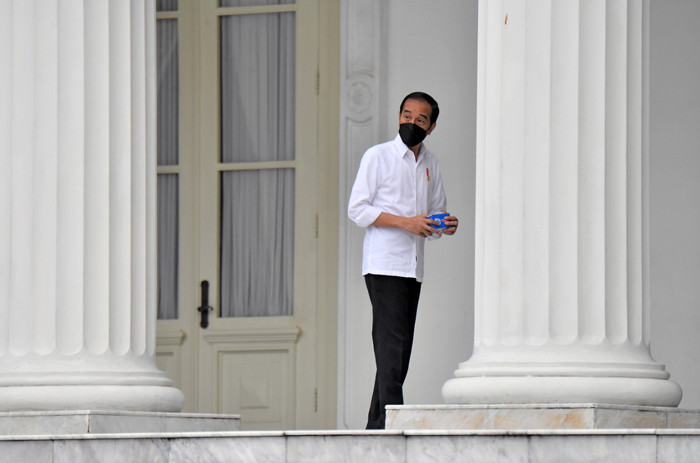 Presiden Joko Widodo saat peluncuran pembagian paket obat isoman gratis untuk rakyat di halaman Istana Merdeka, Jakarta, Kamis (15/7/2021).