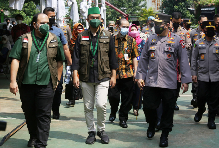 Kapolri Jenderal Pol Listyo Sigit Prabowo meninjau vaksinasi massal Covid-19 di SMA Negeri 38, Jakarta, Kamis (15/7/2021).