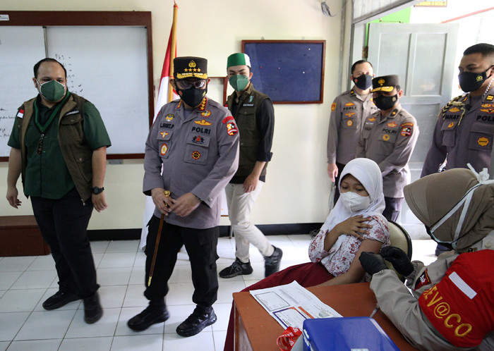 Kapolri Jenderal Pol Listyo Sigit Prabowo meninjau vaksinasi massal Covid-19 di SMA Negeri 38, Jakarta, Kamis (15/7/2021).