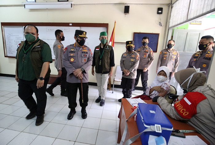 Kapolri Jenderal Pol Listyo Sigit Prabowo meninjau vaksinasi massal Covid-19 di SMA Negeri 38, Jakarta, Kamis (15/7/2021).