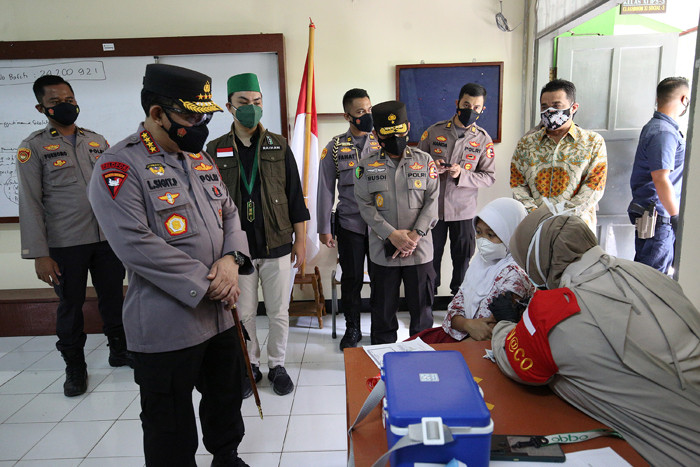 Kapolri Jenderal Pol Listyo Sigit Prabowo meninjau vaksinasi massal Covid-19 di SMA Negeri 38, Jakarta, Kamis (15/7/2021).