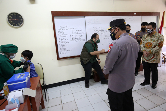Kapolri Jenderal Pol Listyo Sigit Prabowo meninjau vaksinasi massal Covid-19 di SMA Negeri 38, Jakarta, Kamis (15/7/2021).