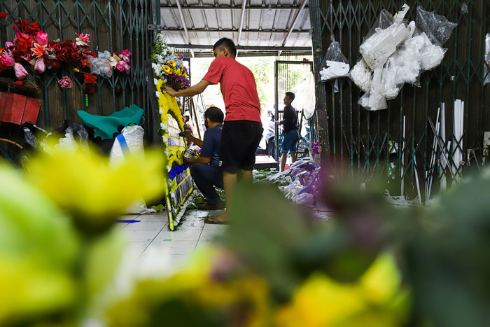 Pekerja saat membuat pesanan karangan bunga duka cita di kawasan Jakarta Barat, Kamis (15/7/2021).