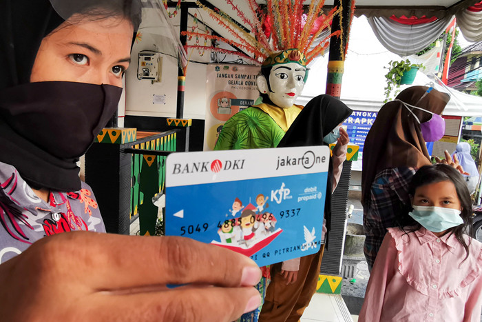 Orang tua saat mengambil dana Kartu Jakarta Pintar (KJP) Plus untuk tingkat Sekolah Dasar (SD) di ATM Bank DKI, Jakarta Barat, Kamis (15/7/2021).