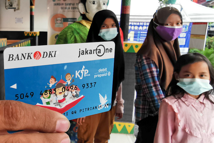 Orang tua saat mengambil dana Kartu Jakarta Pintar (KJP) Plus untuk tingkat Sekolah Dasar (SD) di ATM Bank DKI, Jakarta Barat, Kamis (15/7/2021).