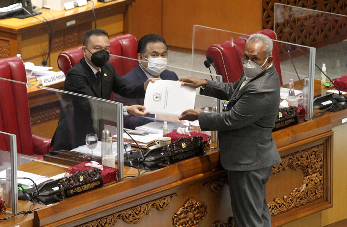 Rapat Paripurna DPR Ke-23 Masa Persidangan V Tahun Sidang 2020-2021 di Gedung Nusantara II, Senayan, Jakarta, Kamis (15/7/2021).