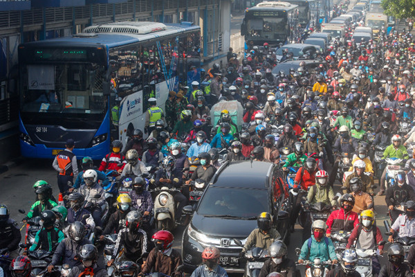 Pengendara terjebak kemacetan saat melintasi Pos Penyekatan PPKM Darurat di Underpass Mampang Prapatan, Jakarta Selatan, Kamis (15/7/2021).