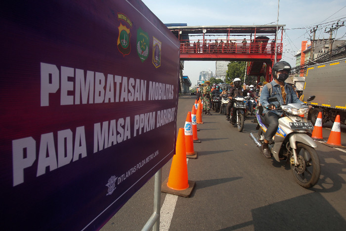 Pengendara terjebak kemacetan saat melintasi Pos Penyekatan PPKM Darurat di Underpass Mampang Prapatan, Jakarta Selatan, Kamis (15/7/2021).