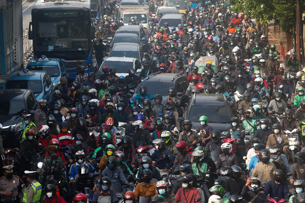 Pengendara terjebak kemacetan saat melintasi Pos Penyekatan PPKM Darurat di Underpass Mampang Prapatan, Jakarta Selatan, Kamis (15/7/2021).