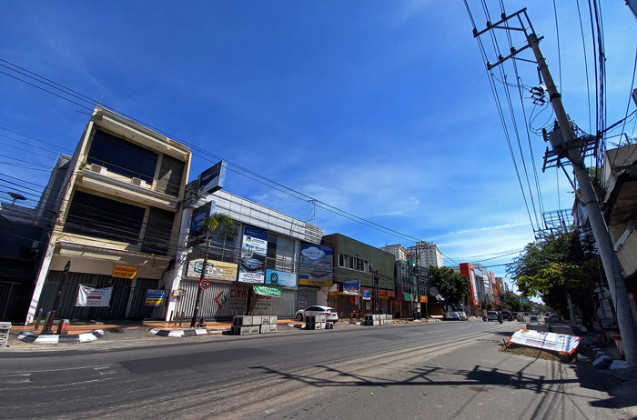 Suasana sejumlah ruas jalan protokol hingga pusat keramaian maupun perbelanjaan di Kota Semarang, Jawa Tengah, tampak sepi dan lengang, Kamis (15/7/2021).