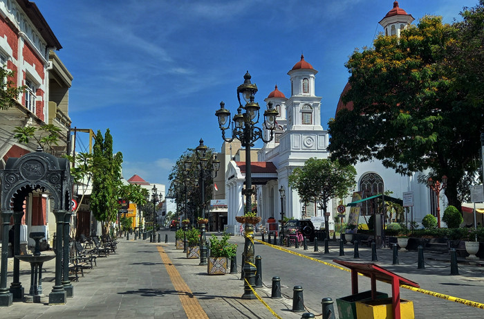 Suasana sejumlah ruas jalan protokol hingga pusat keramaian maupun perbelanjaan di Kota Semarang, Jawa Tengah, tampak sepi dan lengang, Kamis (15/7/2021).