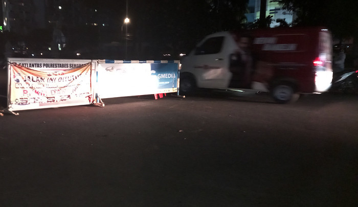 Sejumlah ruas jalan protokol di Kota Semarang, Jawa Tengah, tampak dalam kondisi gelap, Rabu (14/7/2021) malam.