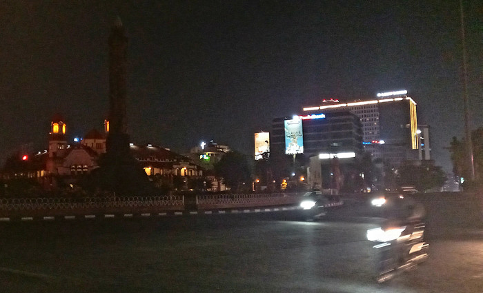 Sejumlah ruas jalan protokol di Kota Semarang, Jawa Tengah, tampak dalam kondisi gelap, Rabu (14/7/2021) malam.
