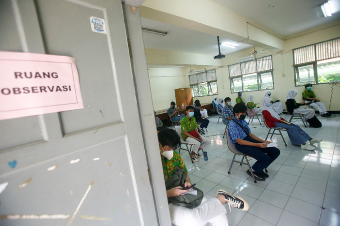 Pelajar saat mengikuti vaksinasi Covid-19 di SMA Negeri 38, Jakarta Selatan, Kamis (15/7/2021).