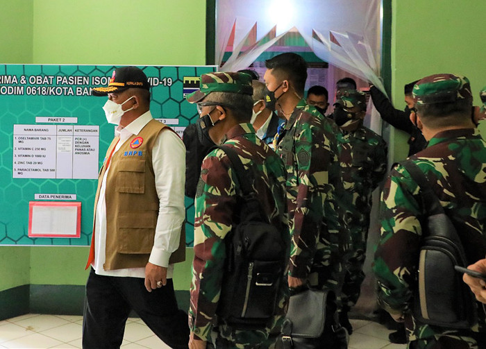 Ketua Satuan Tugas Penanganan Covid-19 Letjen TNI Ganip Warsito melakukan peninjauan gudang obat di Komando Distrik Militer (Kodim) 0618, Jumat (16/7/2021).