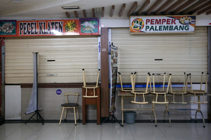 Pekerja berjalan di kawasan pertokoan yang tutup di ITC Fatmawati, Jakarta Selatan, Jumat (16/7/2021).