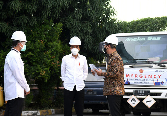 Presiden Joko Widodo saat meninjau PT Aneka Gas Industri di kawasan Pulo Gadung, Jakarta Timur, Jumat (16/7/2021).