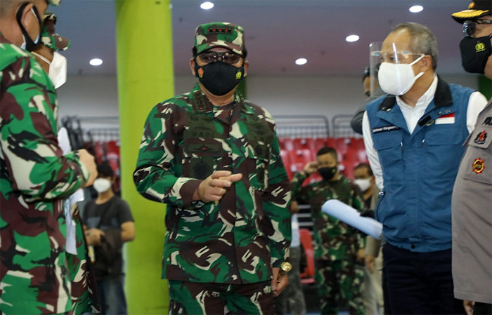 Panglima TNI Marsekal TNI Hadi Tjahjanto dan Kapolri Jenderal Pol Listyo Sigit Prabowo meninjau sentra Vaksinasi di GOR Arcamanik Bandung, Jumat (16/7/2021).