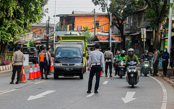 Petugas saat memeriksa kelengkapan warga yang ingin melintas di pos penyekatan PPKM Darurat Lenteng Agung, Jakarta Selatan, Jumat (16/7/2021).