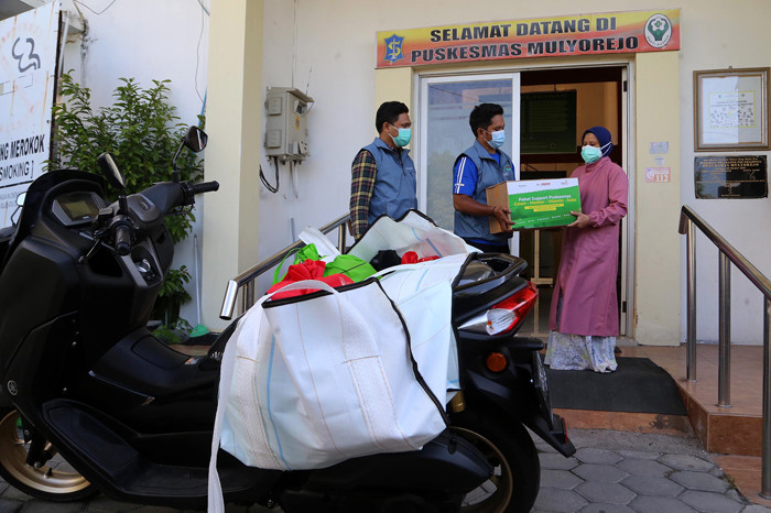 Tim Satgas Covid-19 Universitas Muhammadiyah Surabaya mengirim sehat khusus nakes ke Puskesmas Mulyorejo Surabaya, Jawa Timur, Jumat (16/7/2021).