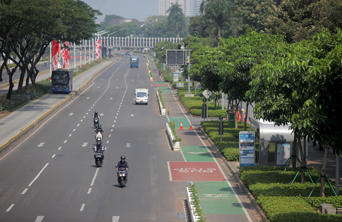Petugas kepolisian memeriksa kendaraan di pos penyekatan PPKM Darurat di kawasan Jalan Jenderal Sudirman, Jakarta, Sabtu (17/7/2021).