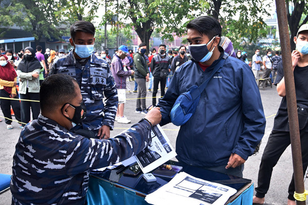 Panglima Koarmada II Laksda TNI Iwan Isnurwanto, meninjau pelaksanaan serbuan vaksinasi di kawasan Niaga Jalajaya, Tanjung Perak, Sabtu (17/7/2021).