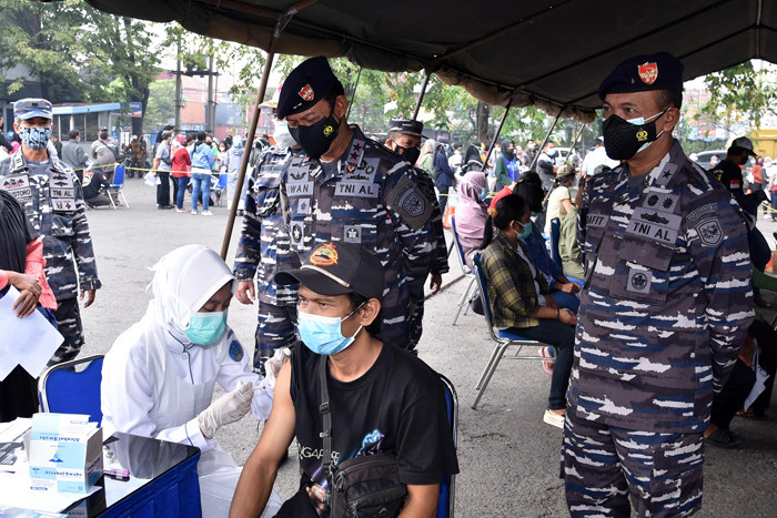 Panglima Koarmada II Laksda TNI Iwan Isnurwanto, meninjau pelaksanaan serbuan vaksinasi di kawasan Niaga Jalajaya, Tanjung Perak, Sabtu (17/7/2021).