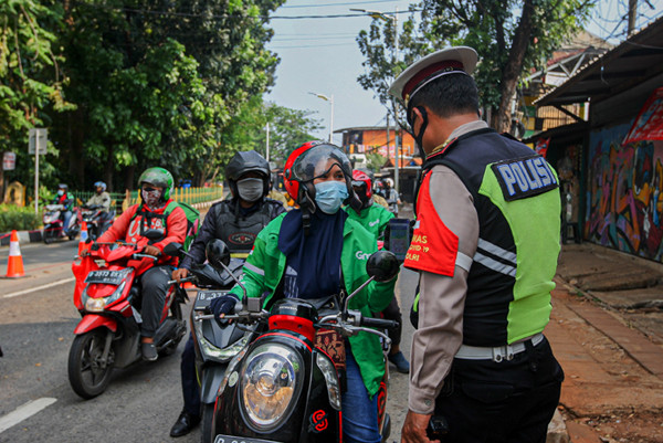 Pengemudi Ojek Online saat melintas di pos penyekatan PPKM Darurat Lenteng Agung, Jakarta Selatan, Minggu (18/7/2021).