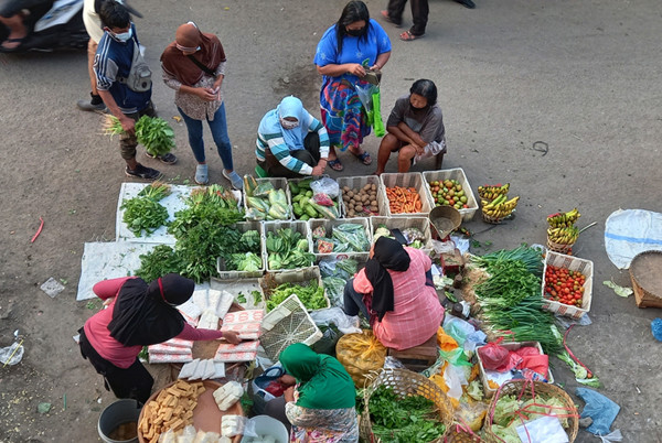 Suasana aktivitas perdagangan di Pasar Peterongan Semarang, Jawa Tengah, tampak sepi dan lengang, Minggu (18/7/2021).