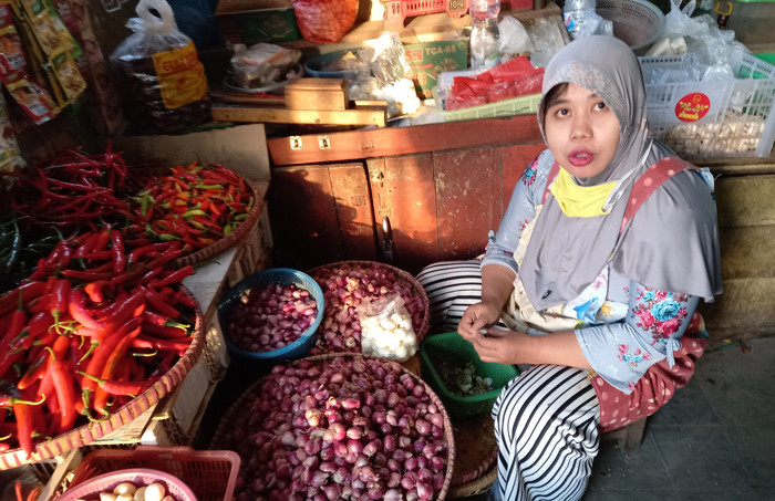 Suasana aktivitas perdagangan di Pasar Peterongan Semarang, Jawa Tengah, tampak sepi dan lengang, Minggu (18/7/2021).