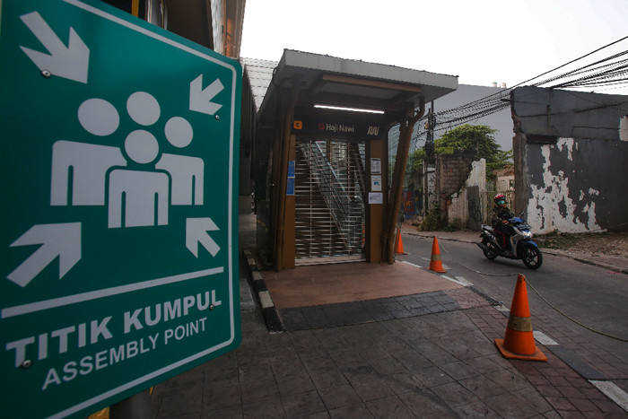 Kertas pengumuman penutupan sementara terpasang di pintu Stasiun MRT Haji Nawi, Jakarta Selatan, Minggu (18/7/2021).