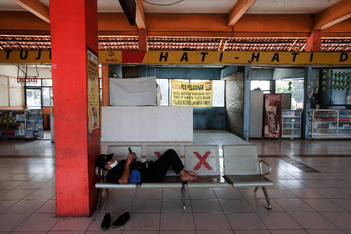 Calon penumpang menunggu kedatangan bus di Terminal Kampung Rambutan, Jakarta Timur, Minggu (18/7/2021).