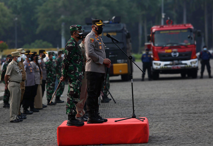 Personil gabungan mengikuti apel pengamanan Idul Adha di Silang Monas, Jakarta, Senin (19/7/2021).