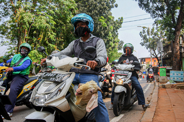 Petugas memeriksa warga yang ingin melintas untuk mengantar pesanan hewan kurban di pos penyekatan PPKM Darurat Lenteng Agung, Senin (19/7/2021).