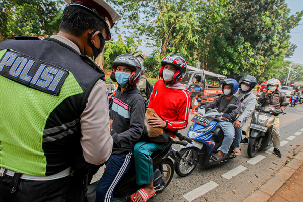 Petugas memeriksa warga yang ingin melintas untuk mengantar pesanan hewan kurban di pos penyekatan PPKM Darurat Lenteng Agung, Senin (19/7/2021).
