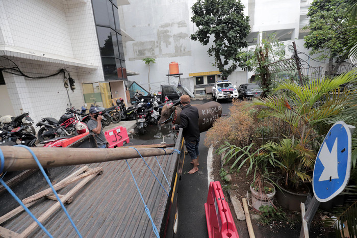 Direktur Litigasi MNC Group Gabriel Mahjudin menyerahkan hewan kurban kepada Kompol Supriadi di Jakarta, Senin (19/7/2021).