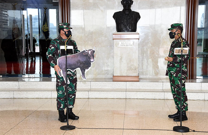 Penyerahan 1 ekor sapi sebagai hewan kurban secara simbolis kepada Dandenma Mabes TNI Brigjen TNI (Mar) Oni Junianto di Mabes TNI Cilangkap, Senin (19/7/2021).