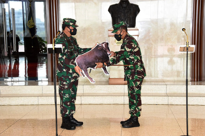 Penyerahan 1 ekor sapi sebagai hewan kurban secara simbolis kepada Dandenma Mabes TNI Brigjen TNI (Mar) Oni Junianto di Mabes TNI Cilangkap, Senin (19/7/2021).