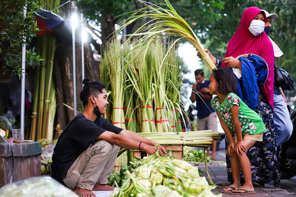 Pedagang kulit ketupat mulai ramai berjualan di kawasan Pasar Palmerah, Minggu (18/7/2021).