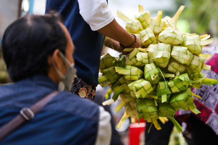 Pedagang kulit ketupat mulai ramai berjualan di kawasan Pasar Palmerah, Minggu (18/7/2021).