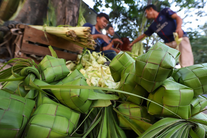 Pedagang kulit ketupat mulai ramai berjualan di kawasan Pasar Palmerah, Minggu (18/7/2021).