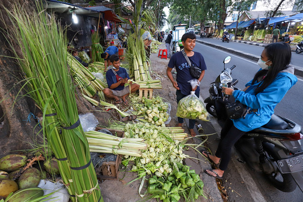 Pedagang kulit ketupat mulai ramai berjualan di kawasan Pasar Palmerah, Minggu (18/7/2021).