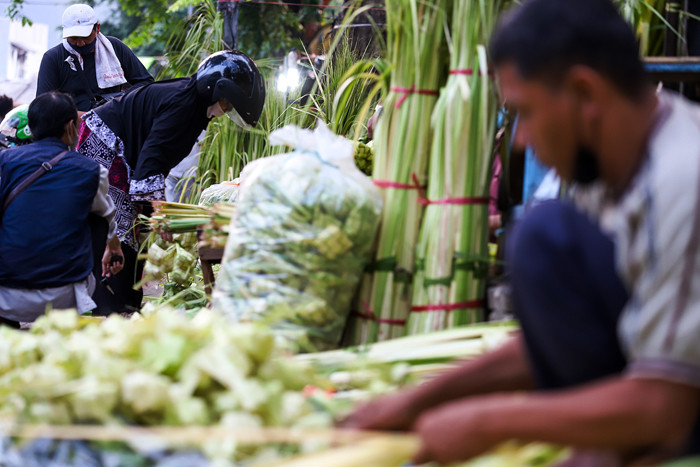 Pedagang kulit ketupat mulai ramai berjualan di kawasan Pasar Palmerah, Minggu (18/7/2021).