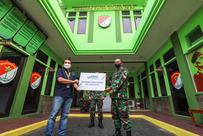 Direktur Litigasi MNC Group Gabriel Mahjudin menyerahkan hewan kurban kepada perwakilan pihak Polres Jakarta Barat, Senin (19/7/2021).