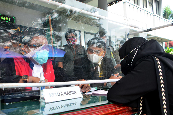 Hakim berbicara kepada pelanggar saat Sidang Tipiring pelanggaran PPKM Darurat di kantor Kecamatan Pamulang, Tangerang Selatan, Banten, Senin (19/7/2021).