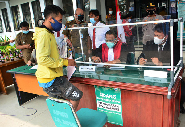 Hakim berbicara kepada pelanggar saat Sidang Tipiring pelanggaran PPKM Darurat di kantor Kecamatan Pamulang, Tangerang Selatan, Banten, Senin (19/7/2021).